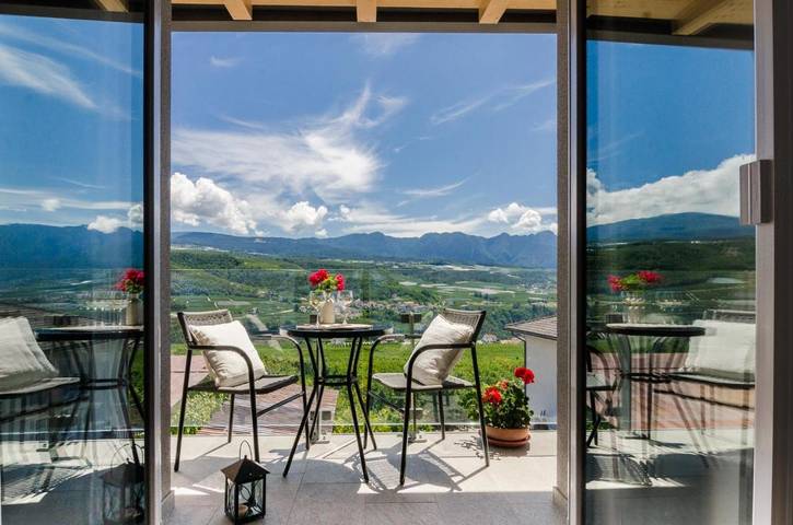 Appart’hôtel pour 4 personnes, avec Balcon et Jacuzzi ainsi que Terrasse et Jardin à Tassullo