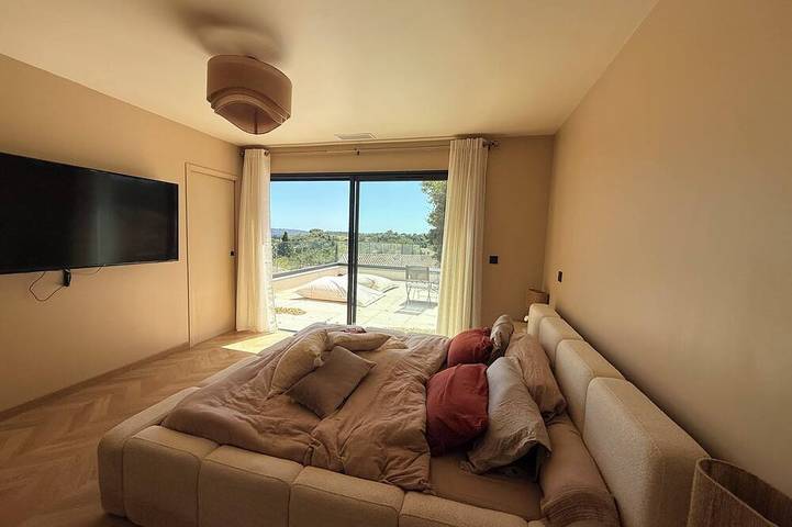 Contemporary villa with a pool and panoramic views in Tavel, Region de Nimes