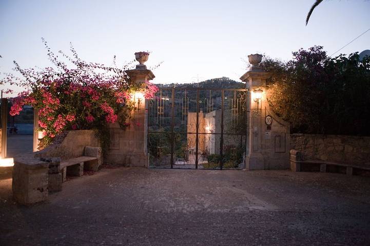 Villa conviviale et familiale, piscine privée chauffée, court de tennis, 20 min. de la plage. in Modica (town), Modica
