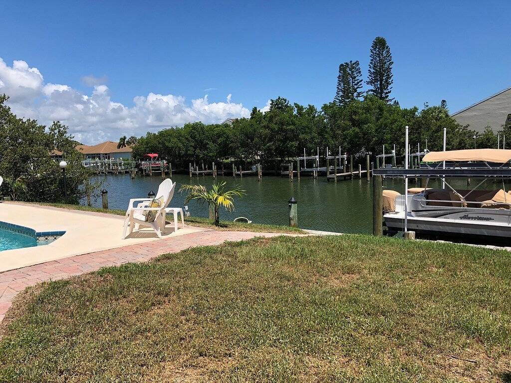 Waterfront Island Home mit Dock, Pool und in der Nähe des Strandes! in North Hutchinson Island / Orchid Island, St. Lucie County