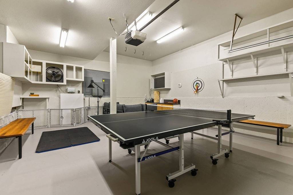 Stunning Panoramic River and Mountain Views, Huge Covered Decks, Fire-Pit, Ping Pong, Gym, & More in Camas (Washington), Washington