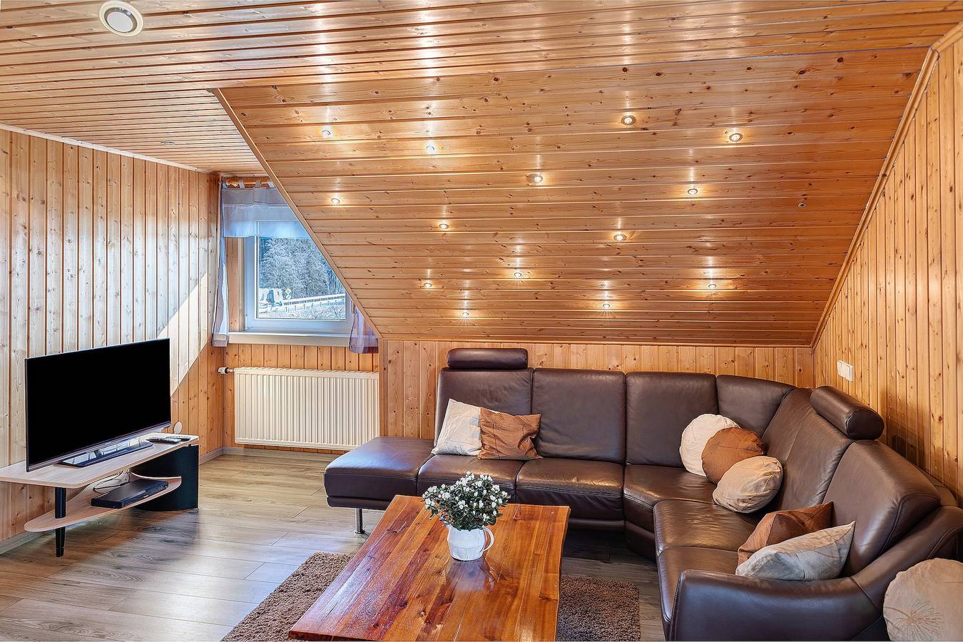 Ganze Wohnung, Ferienwohnung 'Fewo Tanja's Blumenparadies' mit Privatterrasse, Gemeinschaftsgarten und Wlan in Frankenalb