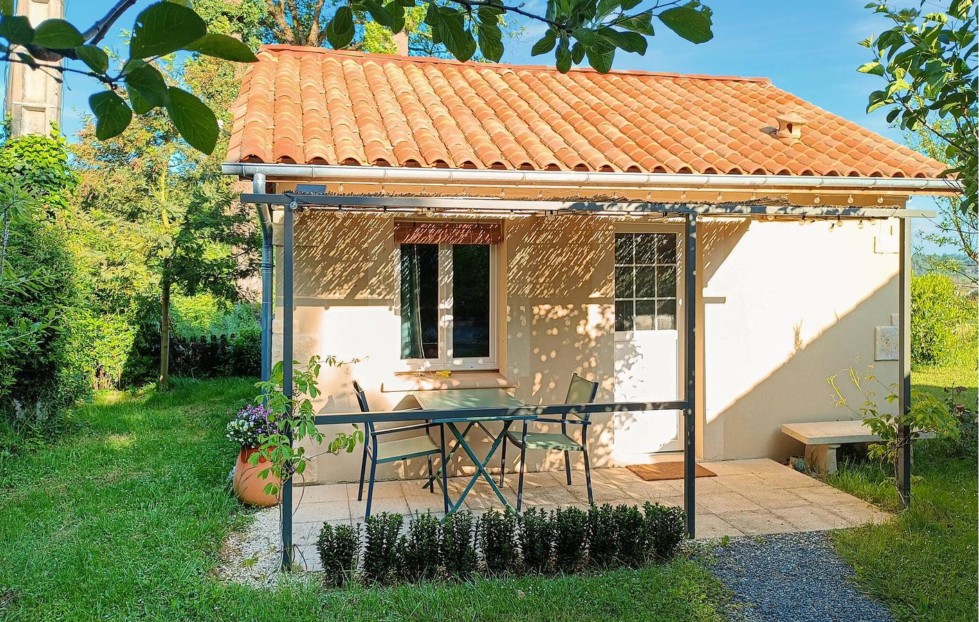 Appartement confortable dans le jardin avec WiFi et parking in Saint-André-d'Allas, Périgord Noir