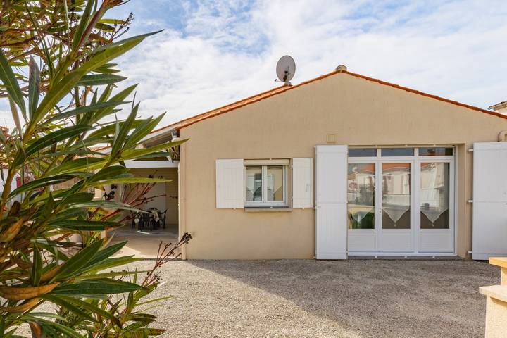 Pleasant Holiday Home with Private Terrace and Garden in Le Château-d'Oléron, Côte de Beauté