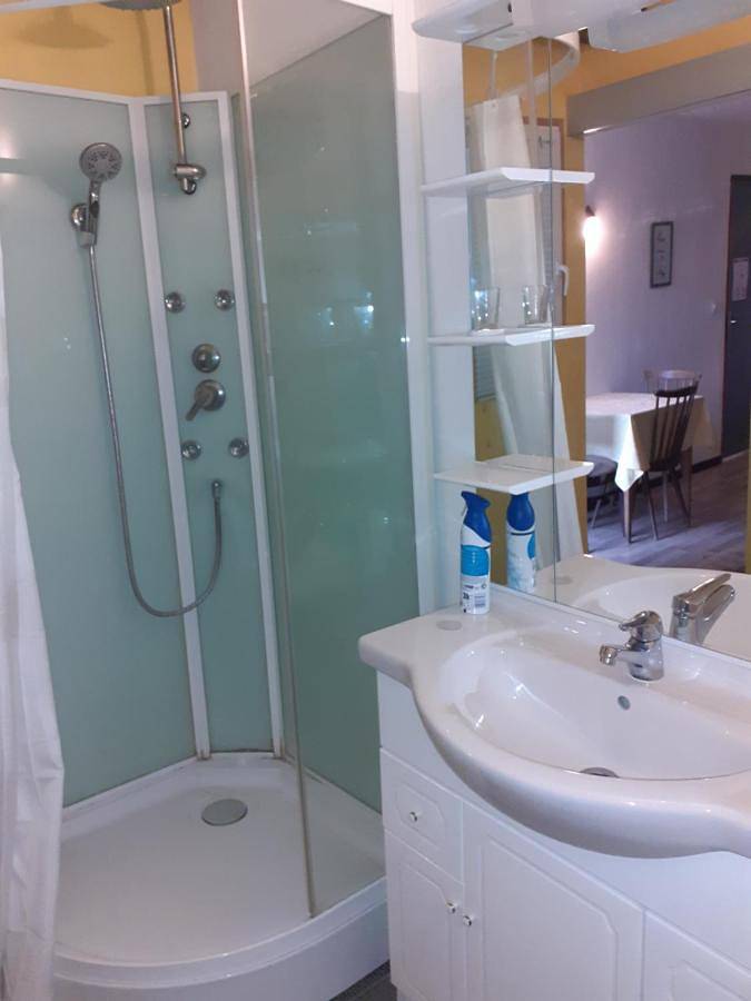 Appartement entier, One-Bedroom Apartment in Rogny-les-Sept-Écluses, Région d'Auxerre