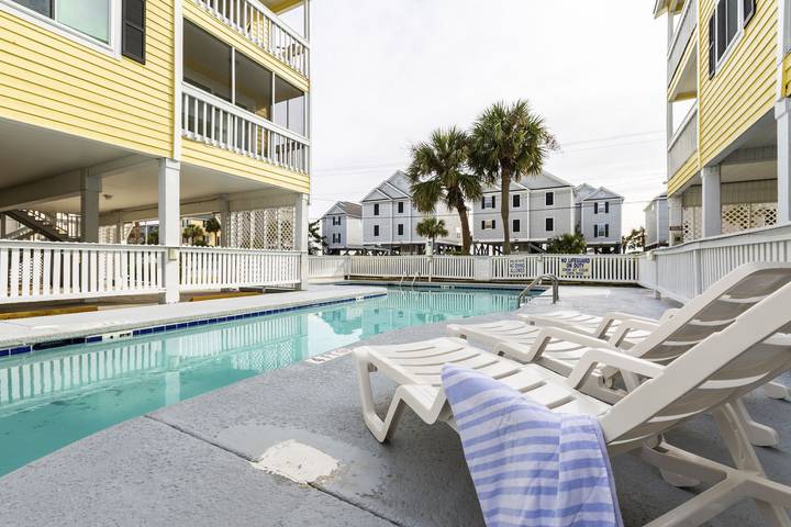 Vacation rental for 4 people, with pool and balcony in Garden City (SC)