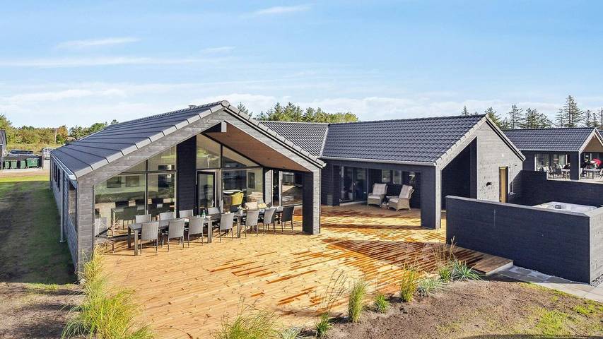 Vakantiehuis voor 16 personen, with sauna and zwembad as well as whirlpool in Waddeneilanden