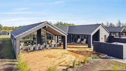 Ferienhaus für 16 Personen, mit Sauna und Whirlpool sowie Pool in Biikebrennen