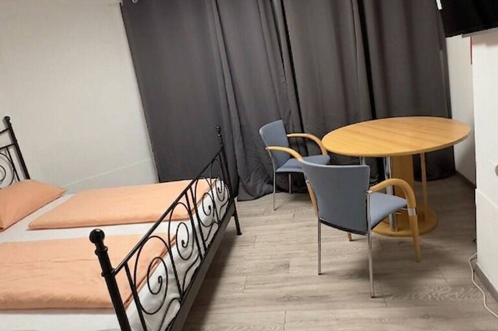 Charming Villa Stay | Garden & Parking Included in Floridsdorf, Wien