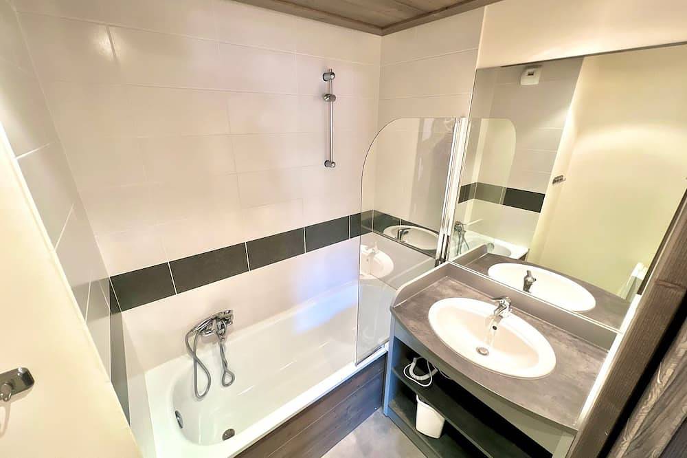 Apartamento entero, Appart in residence 4⭐au pied des pistes - 8 /10 pers - Spa + Piscine + Sauna in Station de Risoul, Risoul