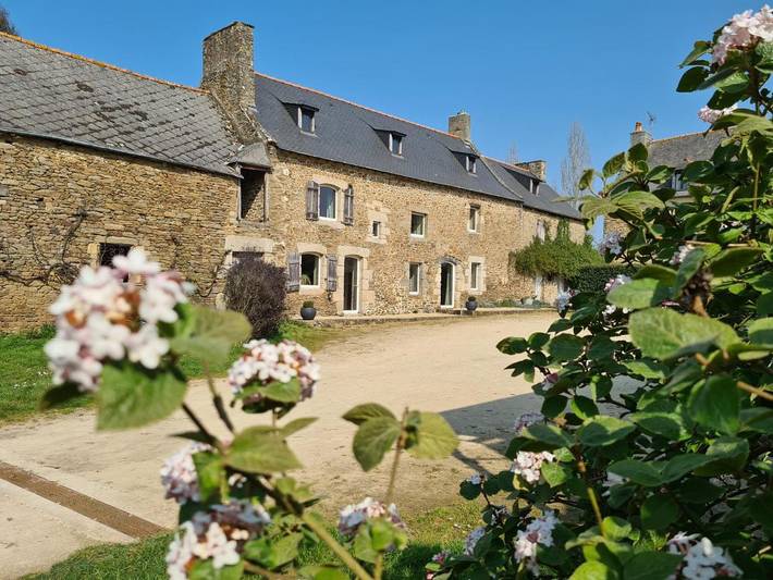 Location de vacances pour 14 personnes, avec vue et jardin à Saint-Samson-sur-Rance