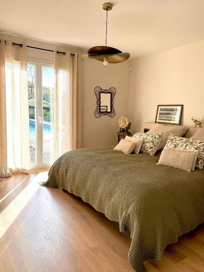 Chambre d’hôte pour 2 personnes, avec piscine ainsi que vue et jardin