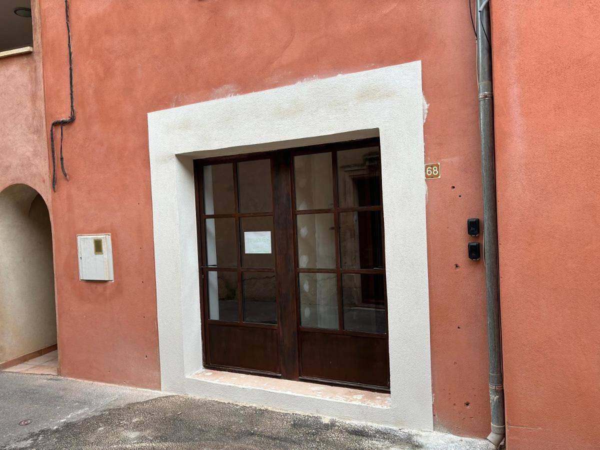 Appartement entier, One-Bedroom Apartment in Roussillon, Parc naturel régional du Luberon