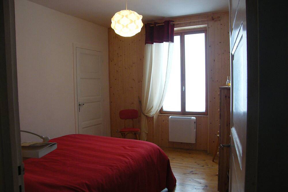 Bright, detached house in Saint-Donat, Volcans d'Auvergne Regional Nature Park