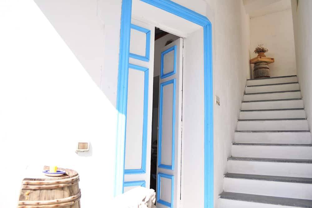 Villa per 4 persone, a picco sul mare, ampi spazi esterni, vicino alla spiaggia. in Furore, Costiera amalfitana