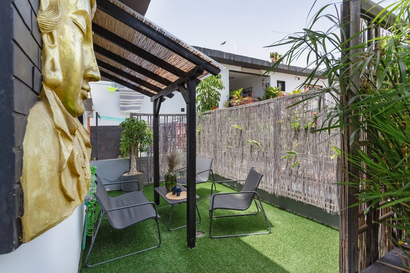 Entire apartment, Vacation Apartment 'Estudio Universidad En La Laguna' with Terrace, Shared Garden and Wi-Fi in MacKay (Canary Islands), San Cristóbal de La Laguna