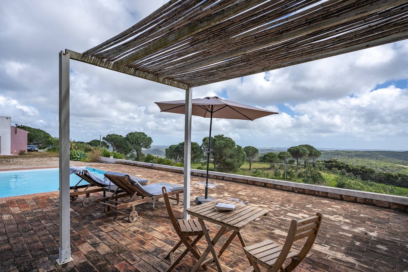 Villa 'Alto Da Lua' mit Meerblick, Gemeinschaftspool und Wlan-Zugang in Bordeira, Faro Distrikt