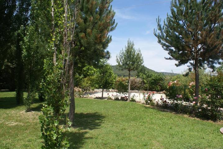 Location de vacances pour 3 personnes, avec piscine ainsi que vue et jardin, animaux acceptés à Crestet - 3