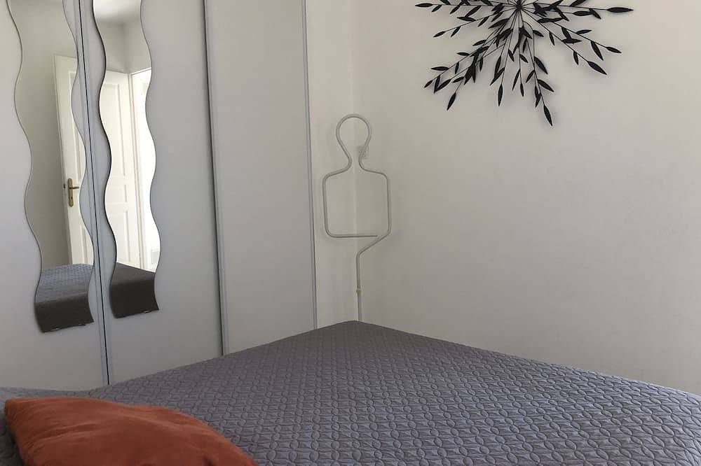 Entire apartment, At 6km from St Cyr sur Mer and with free Parking 100m from the beach of St Cyr. in La Cadière-d'Azur, Toulon region