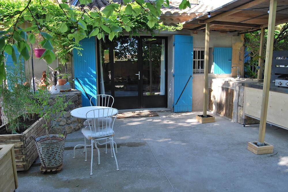 Apartamento entero, Estudio con cocinas interiores y exteriores, piscina de sal (5X10), cama elástica in Salon-de-Provence, Region de Aix-en-Provence