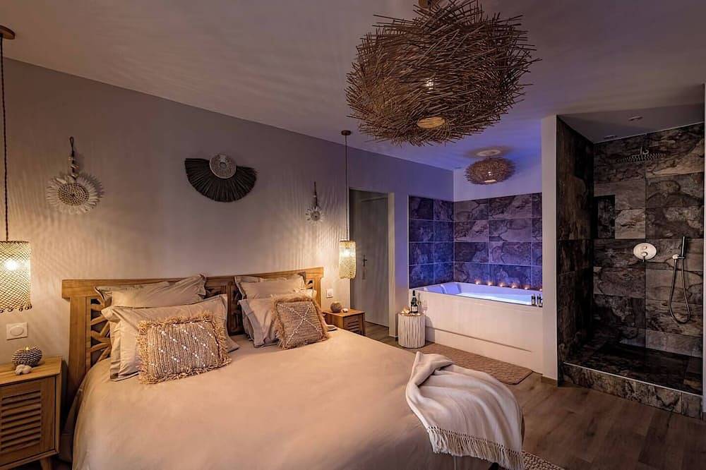 Entire apartment, The Bali Room Balneo Saint Etienne in Saint-Étienne, Loire