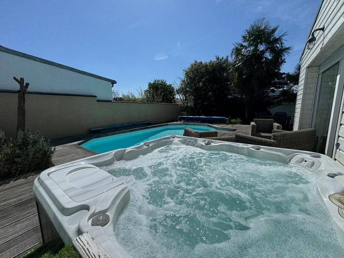 Location de vacances pour 4 personnes, avec Jacuzzi et Terrasse ainsi que Jardin et Piscine à Saint-Herblain