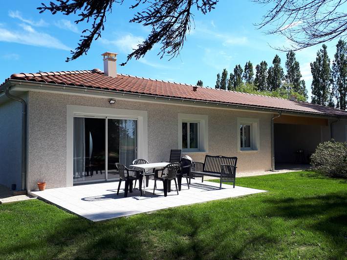 Gîte pour 4 personnes, avec Terrasse et Jardin dans Tramoyes