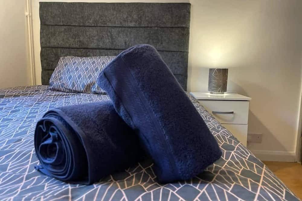 Clean and Secure Contractor Housing *free parking* in Luton, Chiltern Hills