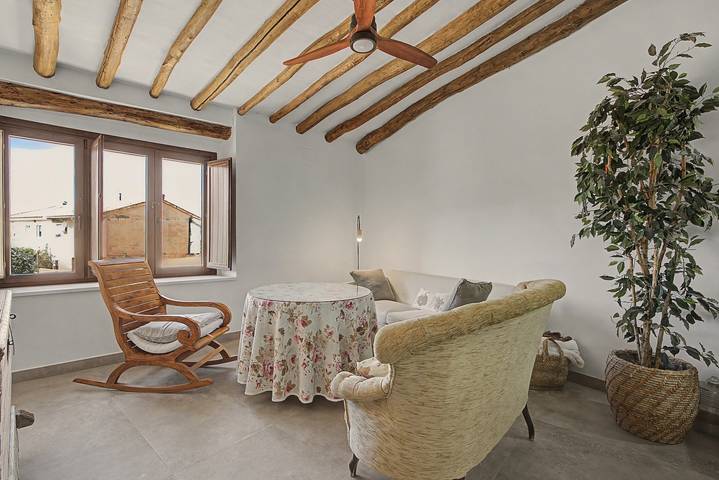 Casa vacanze 'Josefina' con vista sulle montagne, terrazza privata e Wi-Fi in Dólar, Geoparque de Granada