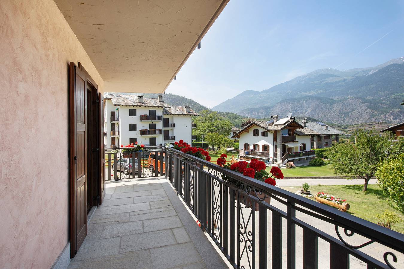 Holiday Home 'Le Cré Appartamento 5' with Mountain View, Shared Garden and Wi-Fi in Plan d'Introd, Comune di Introd