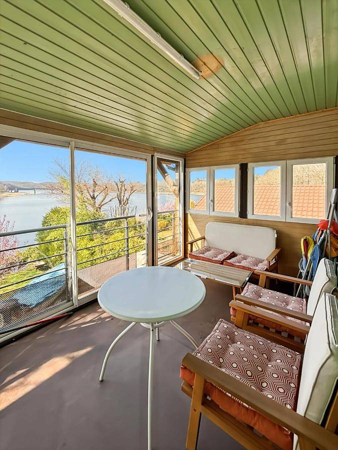 Gîte pour 4 personnes, avec vue et balcon à Lacapelle-Viescamp