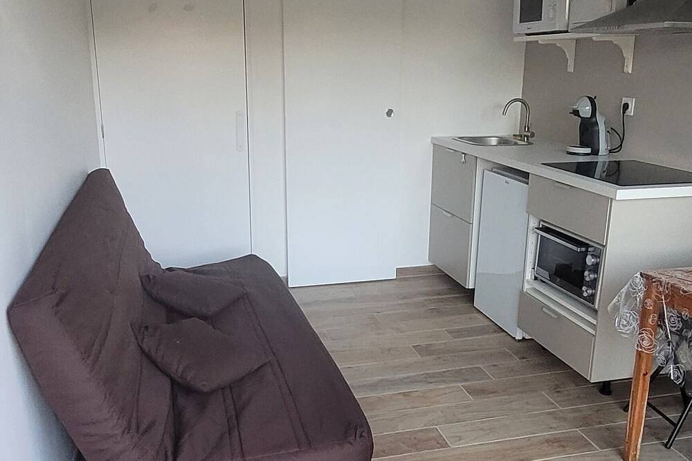 Appartement entier, Charmant studio avec terrasse et accès jardin. in Saint-Denis-de-Pile, Région de Libourne