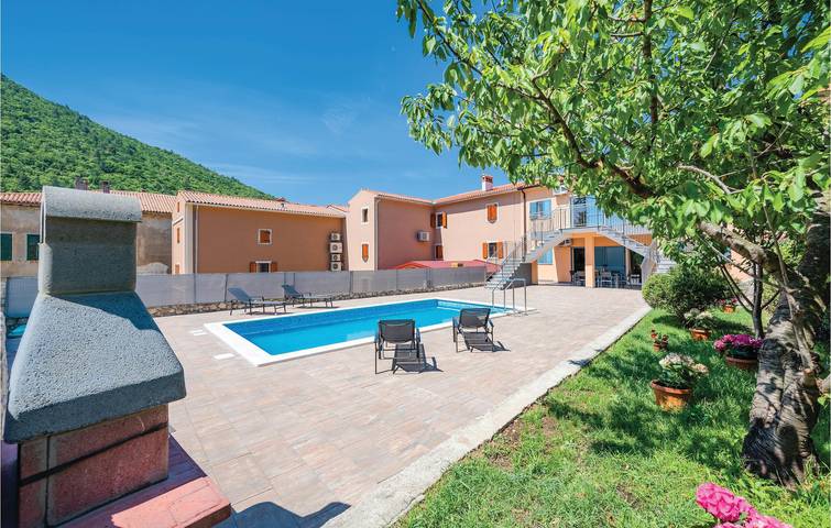 Gemütliche 140 m² große Wohnung mit Pool, Terrasse und WLAN in der Nähe der Küste und des Stadtzentrums in Plomin, Ostküste Istrien