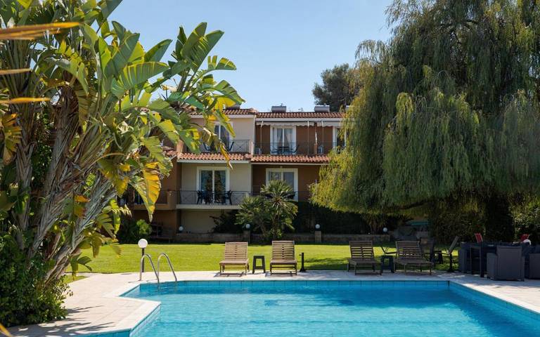 Gîte pour 4 personnes, avec vue ainsi que piscine et jardin dans Selianitika
