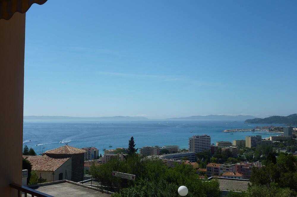 Entire apartment, Studio with sea view balcony for 4 pers. quiet with swimming pool, parking and cellar in Le Lavandou, Mediterranean Coast (France)