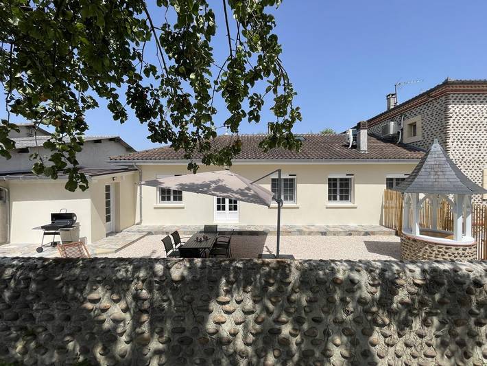 Gîte pour 4 personnes, avec Terrasse ainsi que Jardin et Piscine