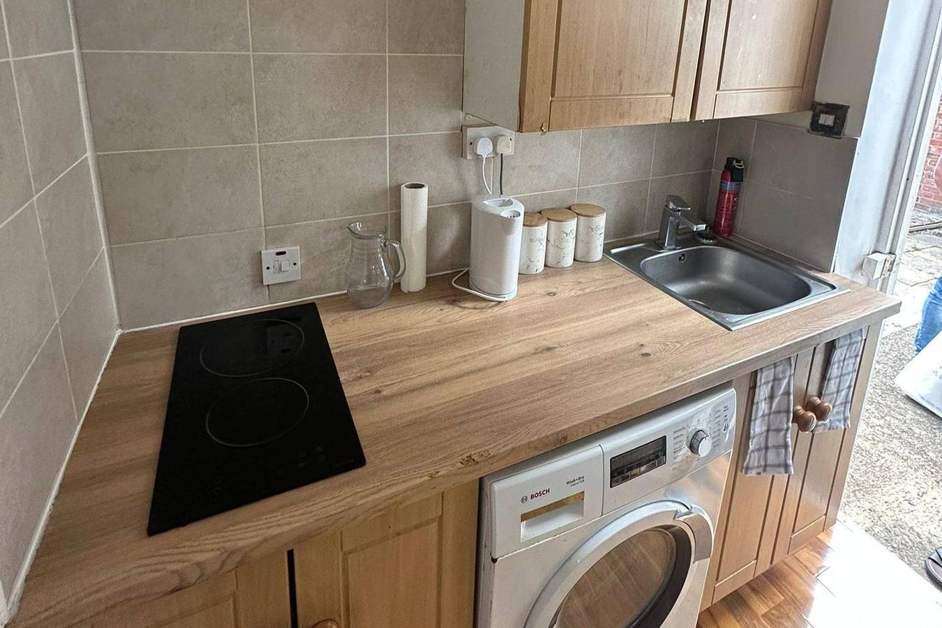 Ganze Ferienwohnung, Cozy 1 Bed Apt Sleeps 4 with Garden Views in Hounslow, London