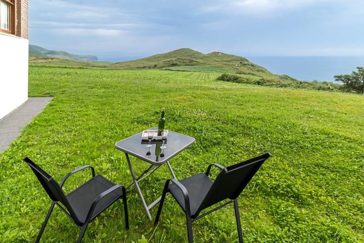 Apartamento entero, Apartamento 'Gloria-Patchwork' con vistas al mar, jardín compartido y Wi-Fi in Santillana del Mar, Costa de Cantabria