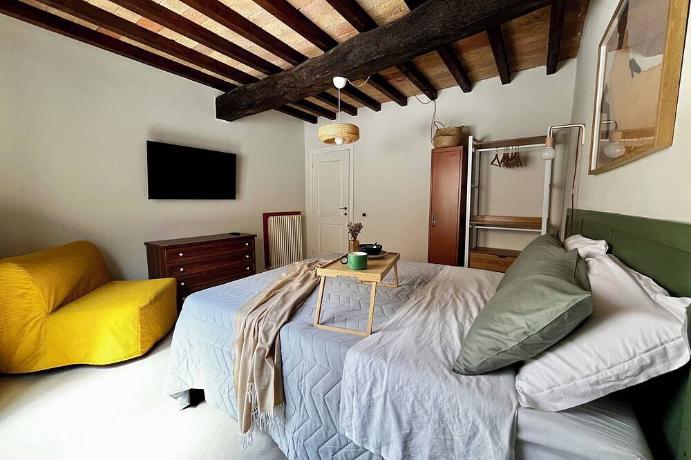 Entire apartment, Elegant Central Flat w/ Private Patio, Full Kitchen, Fastwifi, Easy Milan Access in Piacenza, Via Francigena