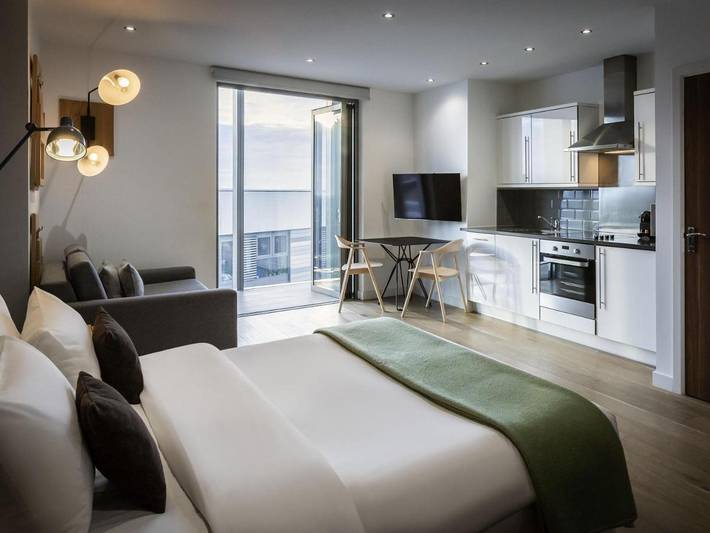 Holiday apartment for 3 people, with Balcony and Terrace as well as View in Hounslow