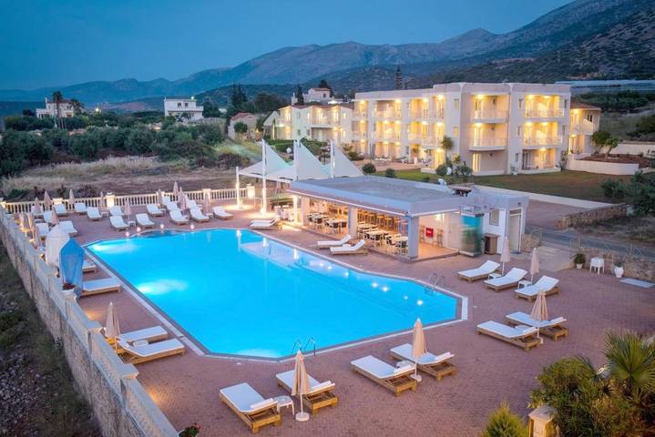 Appart’hôtel pour 2 personnes, avec piscine ainsi que jardin et vue