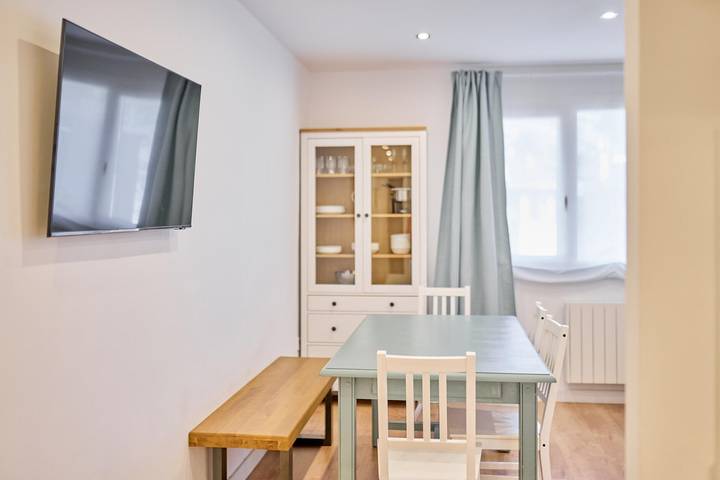 Entire holiday apartment, Apartment 2 rooms Views, Wi-Fi, 4km from Lifts and Train Station in La Molina, Alp