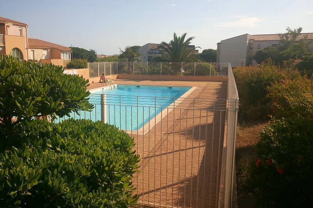 Appartement entier, Lara 3 - T2 Loggia Piscine - 2 lits doubles - Parking privatif in Cap d'Agde, Agde