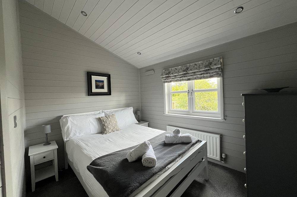 Holly Blue - Cosy wooden lodge, Kippford in Kippford, Dumfries and Galloway