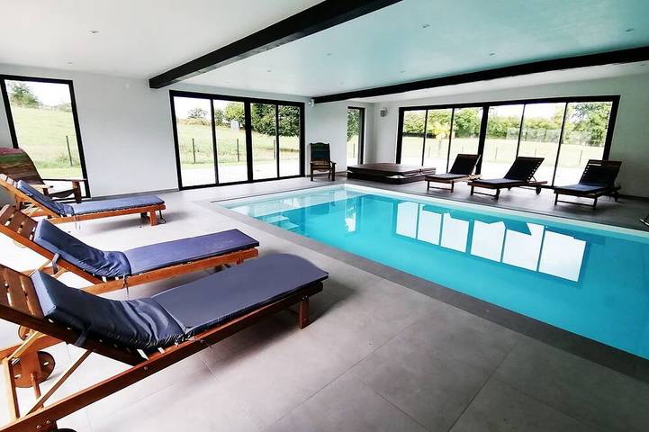 Location de vacances pour 18 personnes, avec terrasse ainsi que jardin et jacuzzi à Saint-Vitte-sur-Briance