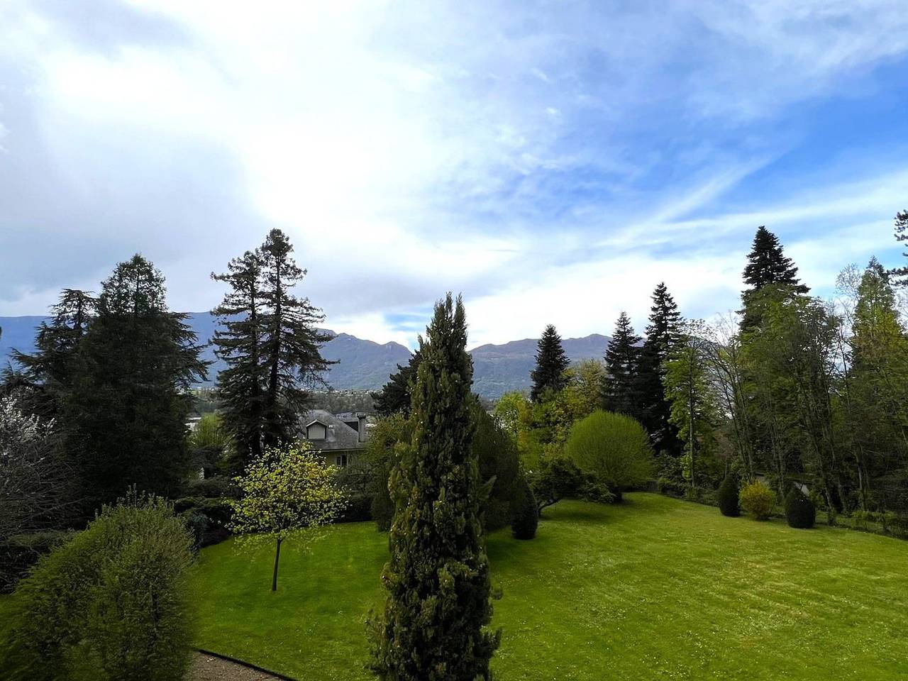 Appartement entier, Bel Appartement T3 avec Vue sur la Dent du Chat et Garage Privé in Aix-les-Bains, Région de Chambéry