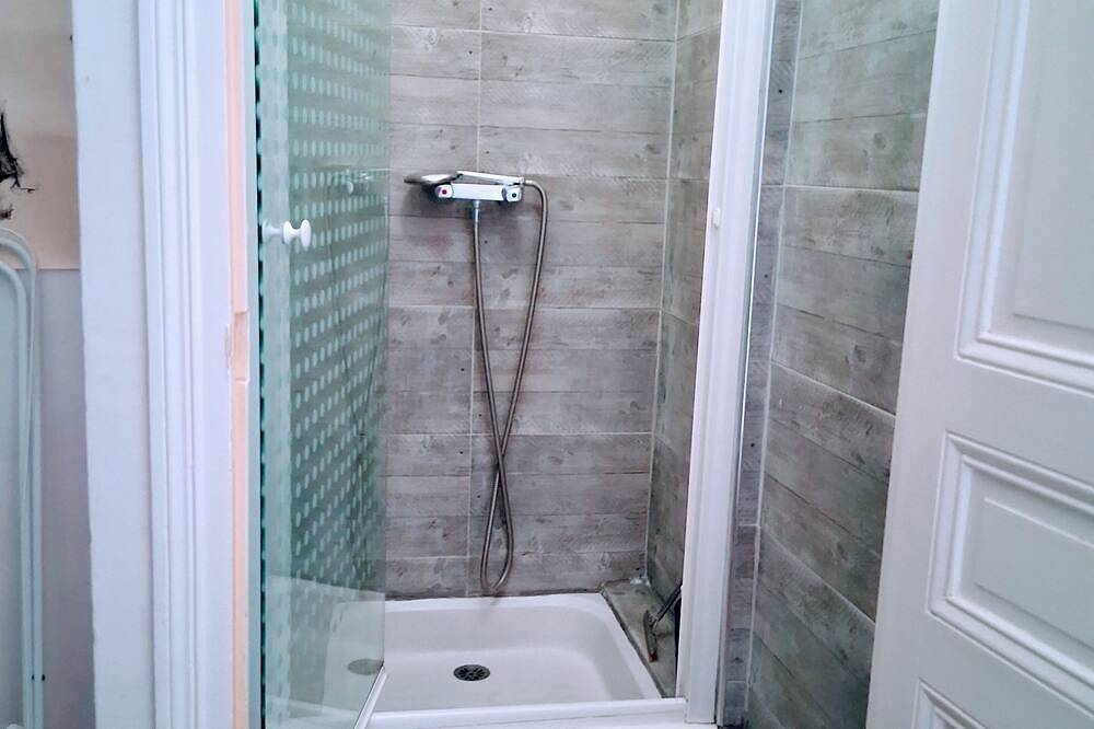 Double room, Nice, 10 mins from the beach, private shower + Wc in Nizza, Nizza und Umgebung