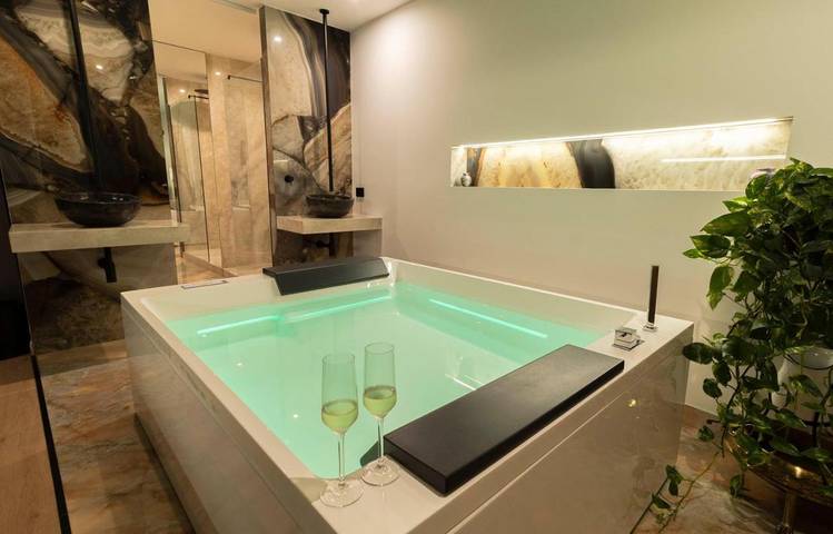 Gästehaus für 2 Personen, mit Balkon und Whirlpool sowie Pool und Ausblick