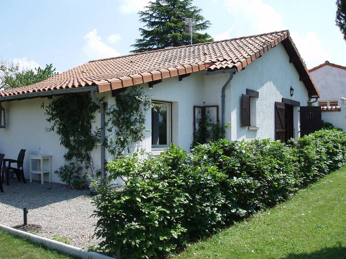 Gîte pour 2 personnes, avec piscine à Pressignac