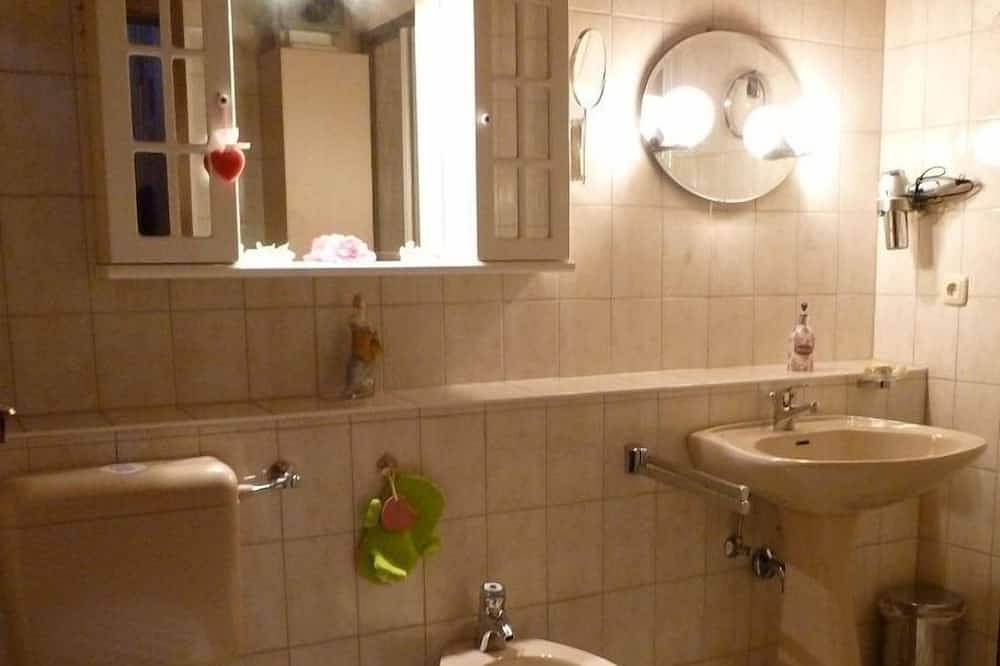 Ganze Wohnung, Ferienwohnung Dg für 1-4 Personen (ca. 35 qm) in Bernau am Chiemsee, Chiemsee